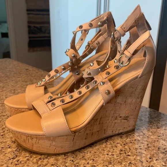 New Marc Fisher “Lorda” Spiked Wedges - Picture 4 of 6